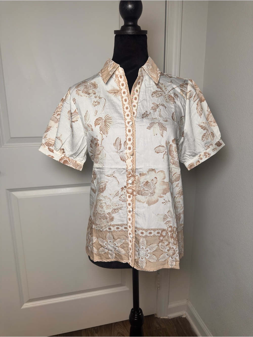 Badgley Mischka Cream and Tan Floral Short Sleeve Button-Up Shirt